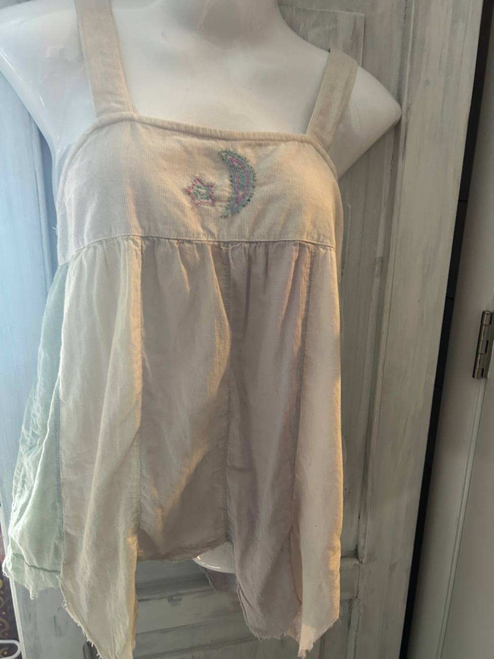 Women’s Embroidered Cream Tank Top
Fairy Cut Size Small Adjustable Straps